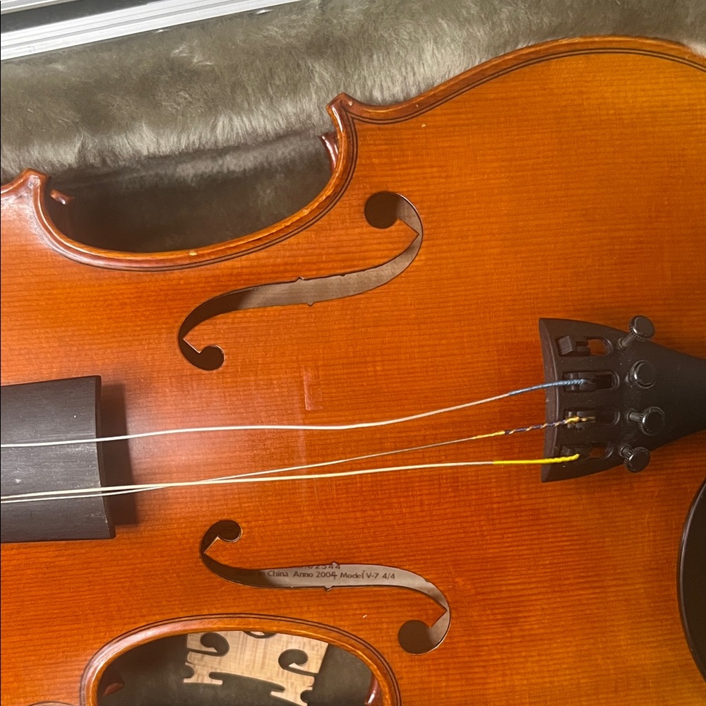 Elegant Brown 2004 Yamaha V7 size 4/4 Violin with Case - Picture 7 of 8